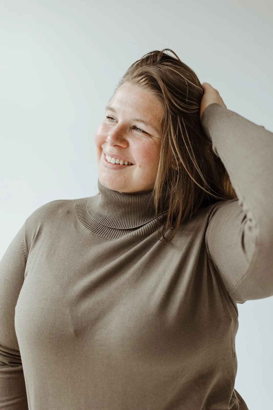 CLASSIC LIGHTWEIGHT TURTLENECK IN SOFT ARMY